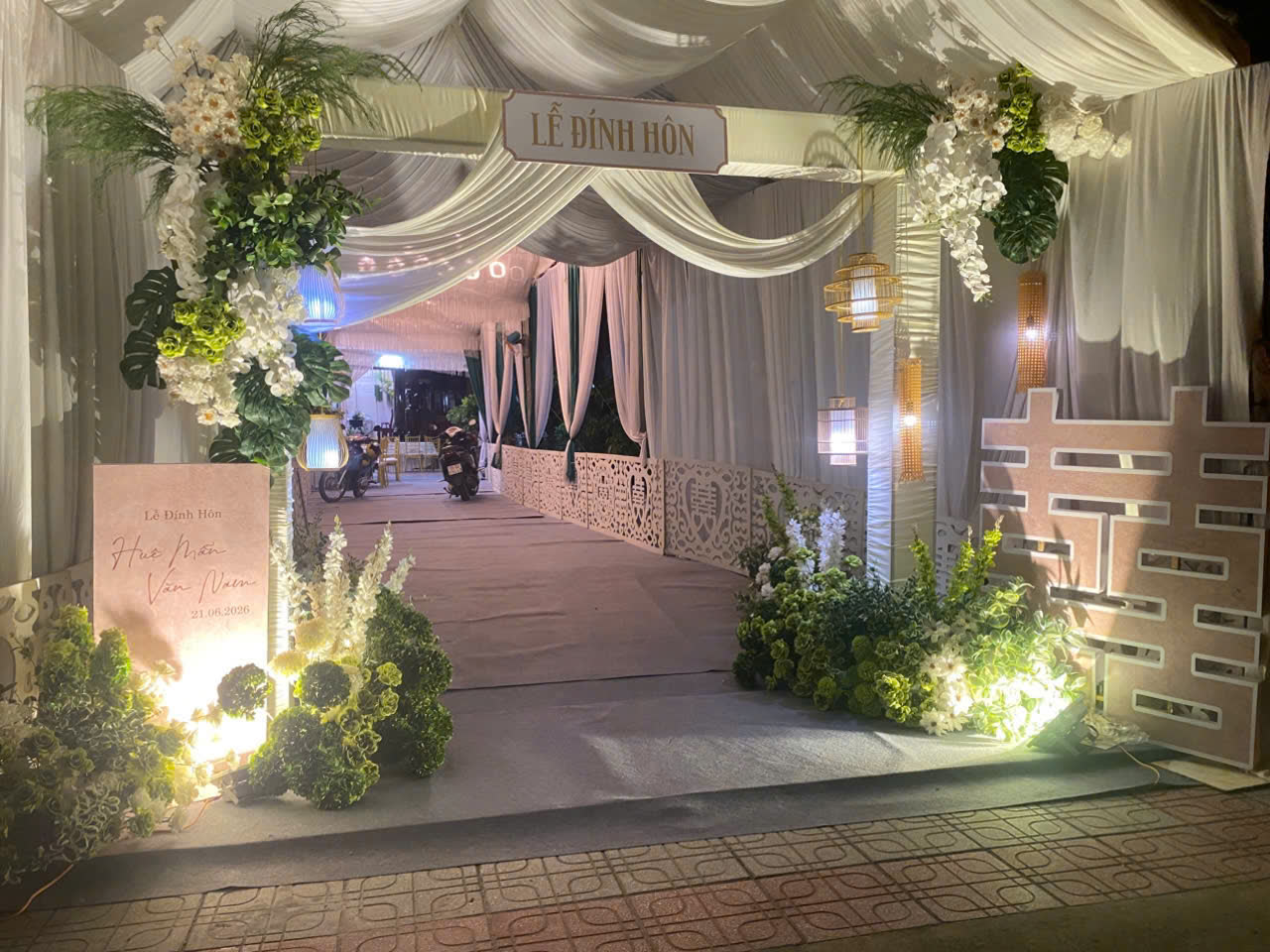 Cổng hoa lễ đính hôn lên đèn buổi tối do Lộc Linh Wedding trang trí