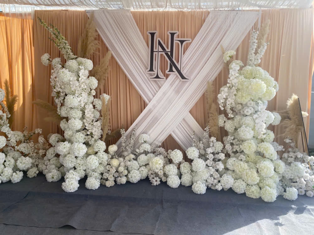 Lối đi hoa trắng dưới rạp Happy Wedding