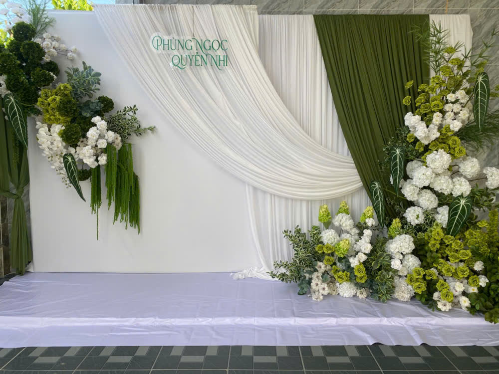 Backdrop rèm trắng xanh lá với hoa trắng